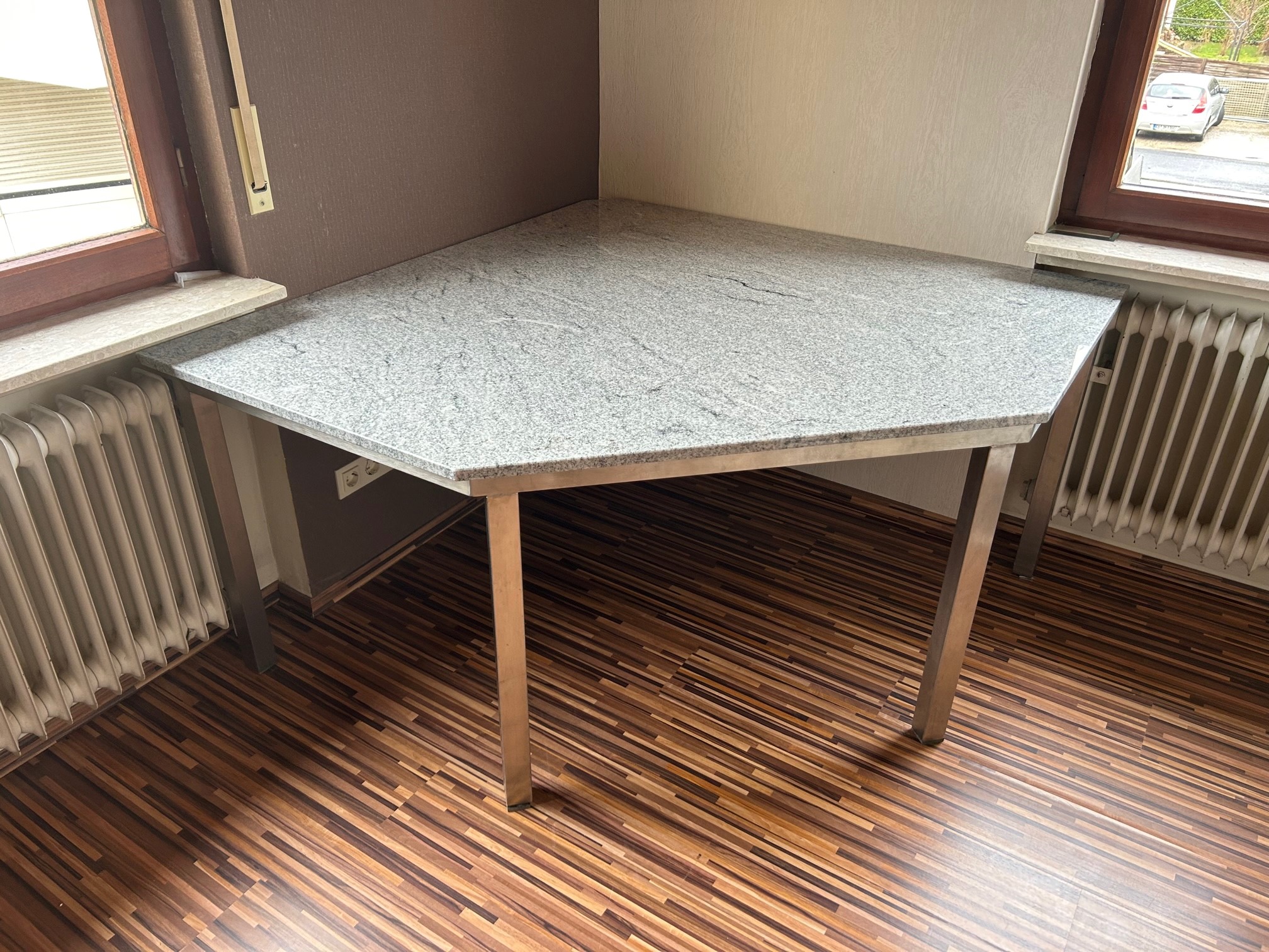 Ecktisch mit Granitplatte Viscont White und Edelstahl Gestell
